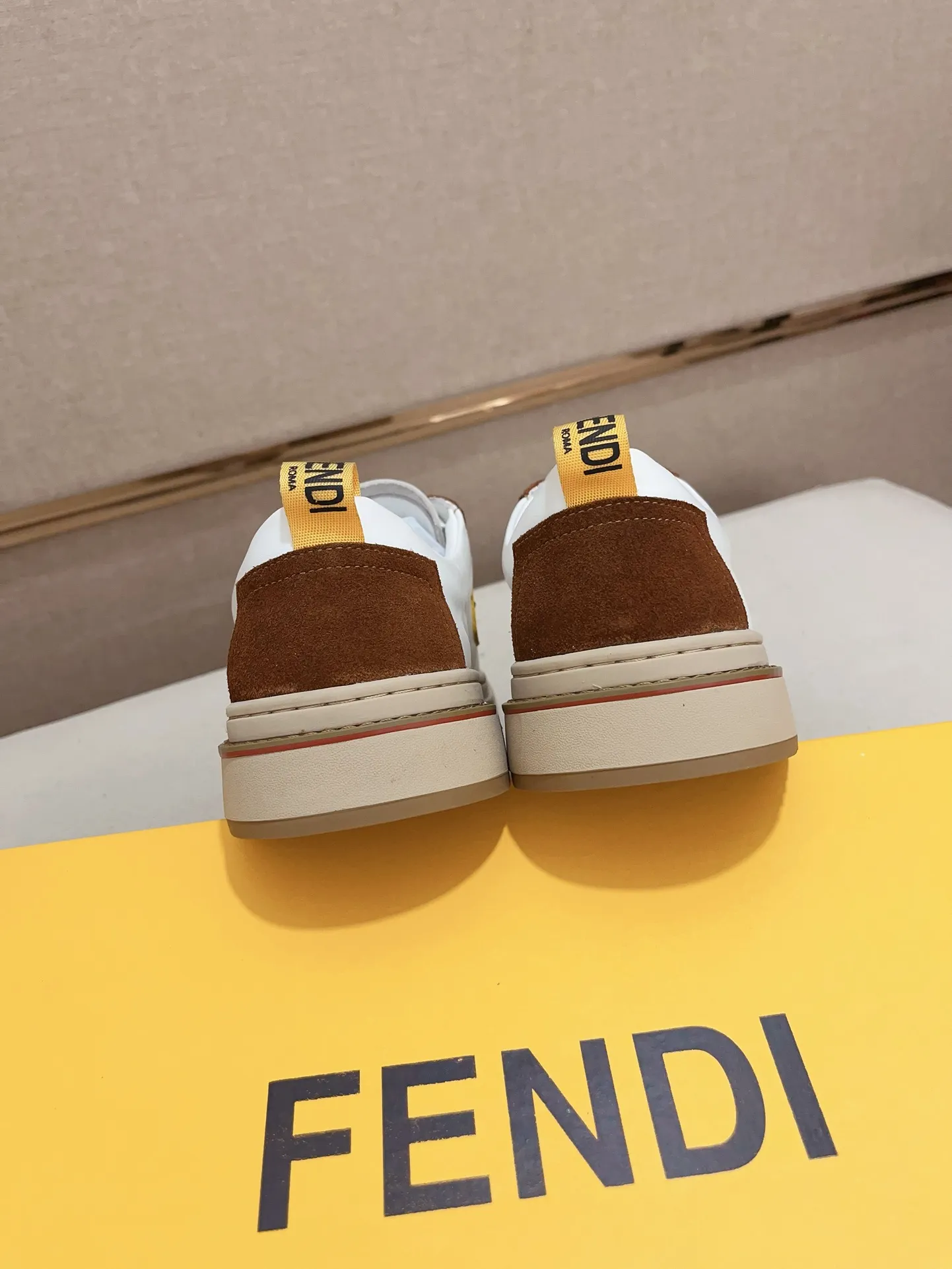 Men's shoes💰: 400💰[Fendi] Fendi's latest casual shoes for men! Available at counters simultaneously! A one-to-one replica of the original. All imported official website one-to-one cowhide fabric. The interior is made of top-grade sheepskin, and the original factory-supplied rubber outsole is used. Leading new fashion concepts. Matching code: 38-44. (can be customized for 45 non-refundable)